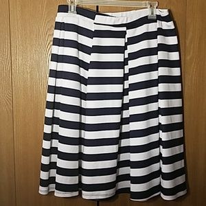 Back and White Pleated striped skirt